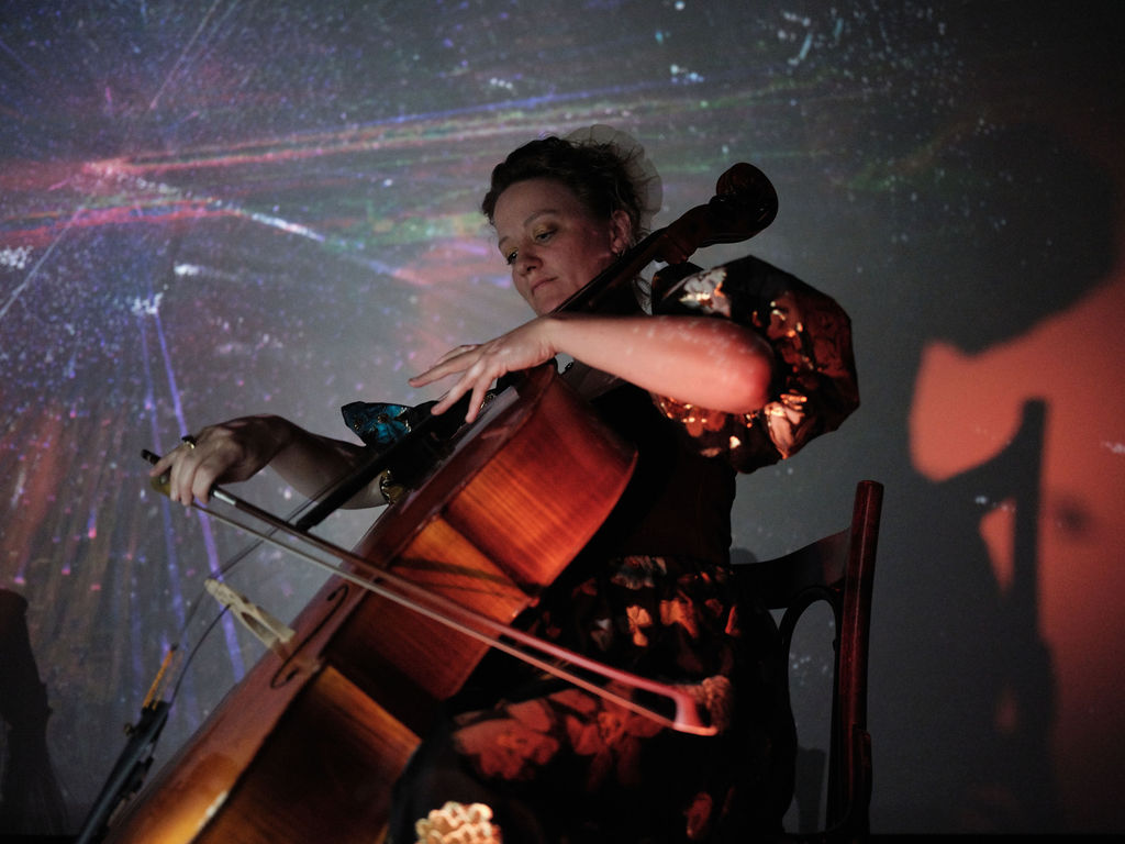 Cellist optræder under EKKO PARK